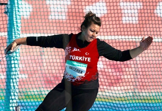 Özlem Becerek toplamda 103.86’lık derecesiyle bronz madalyanın sahibi oldu