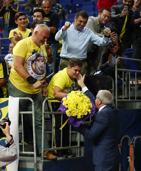 Taraftarlarımız, Başantrenörümüz Zeljko Obradovic'e çiçek verdi.