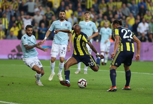 Ayew çok müsait pozisoynda topu kalecinin üzerine vurdu