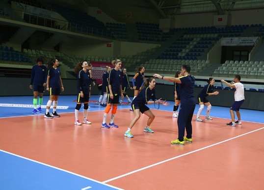 Fenerbahçe 1,5 saat süren antrenman sonrası hazırlıklarını tamamladı