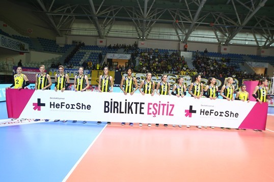 Sarı Melekler karşılaşmaya "HeForShe, Birlikte Eşitiz" pankartıyla çıktı