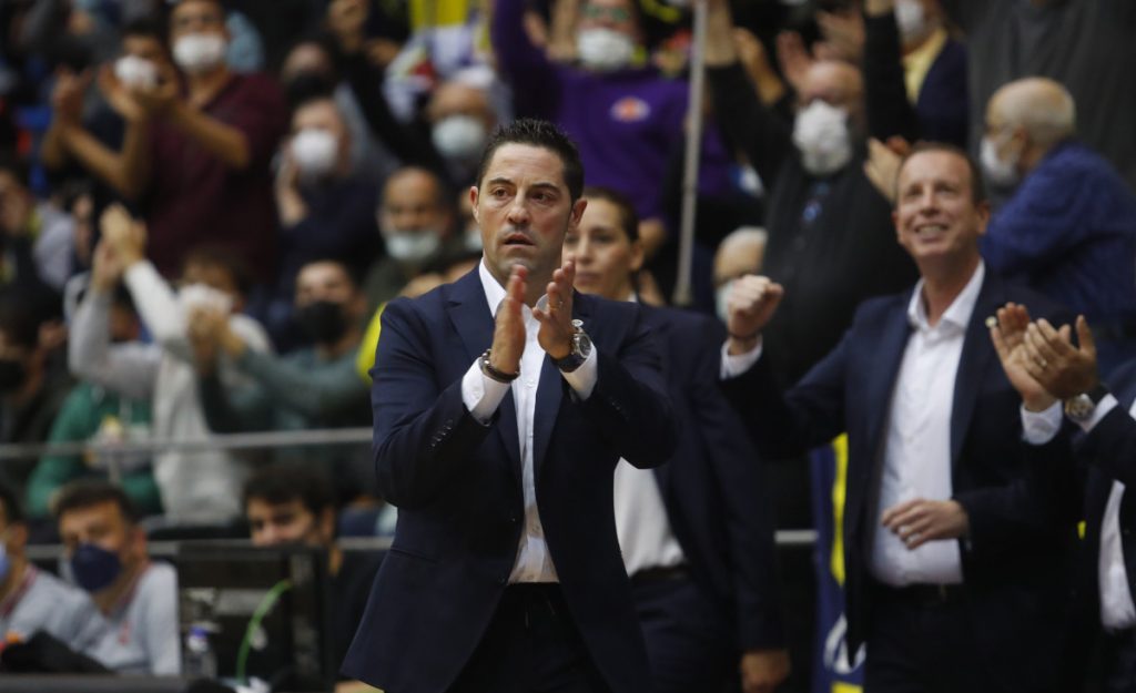 Fenerbahçe Kadın Basketbol Takımı Başantrenörü Victor Lapena