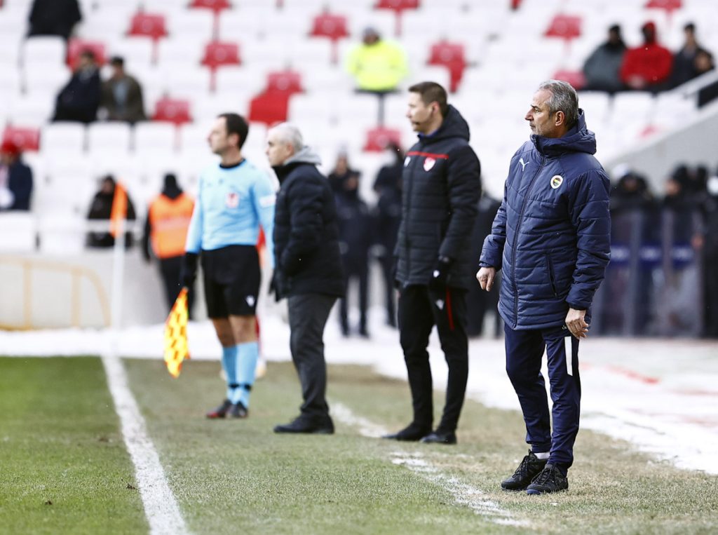 Fenerbahçe Teknik Direktörü İsmail Kartal