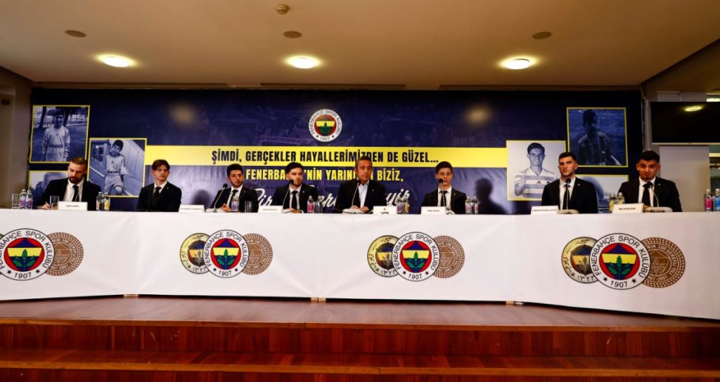 Fenerbahçe 6 genç oyuncusu ile sözleşme imzaladı