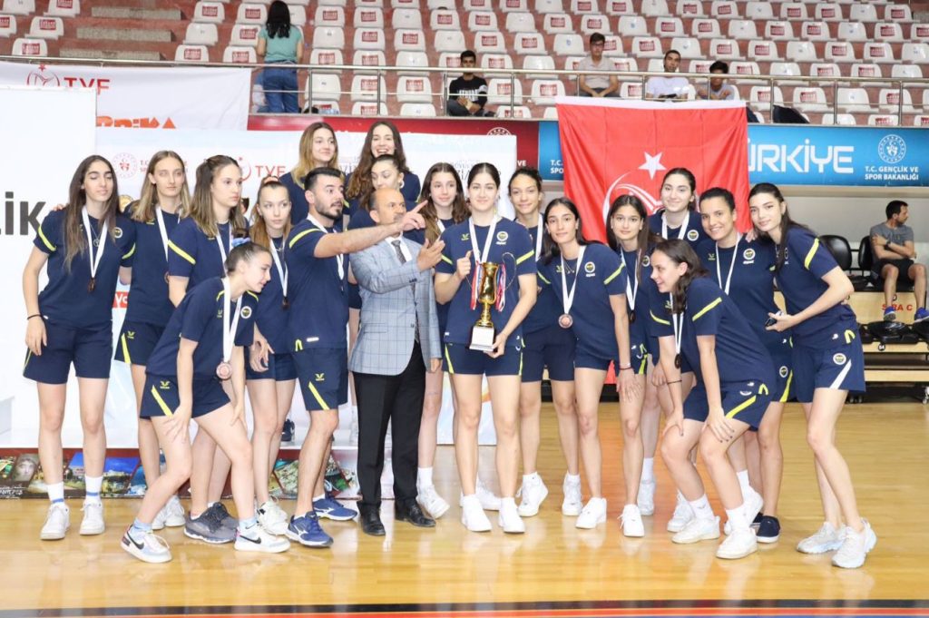 Genç Kız Voleybol Takımımız Türkiye üçüncüsü oldu