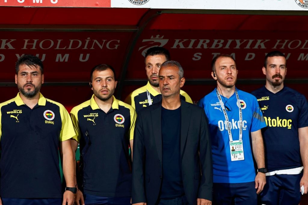 Fenerbahçe Teknik Direktörü İsmail Kartal