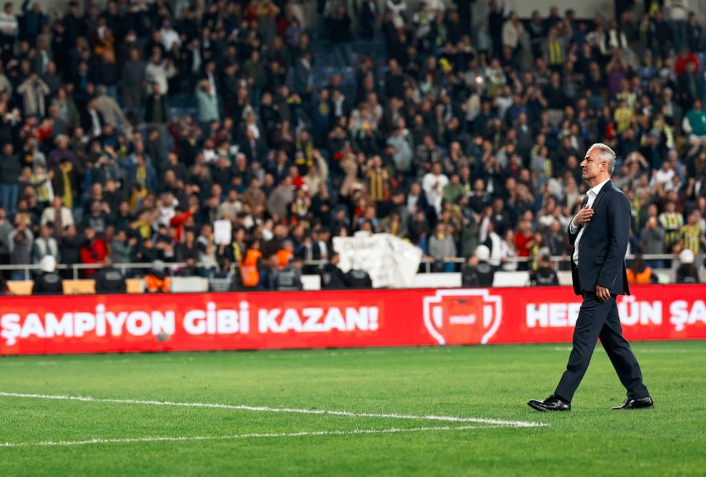 Fenerbahçe Teknik Direktörü İsmail Kartal